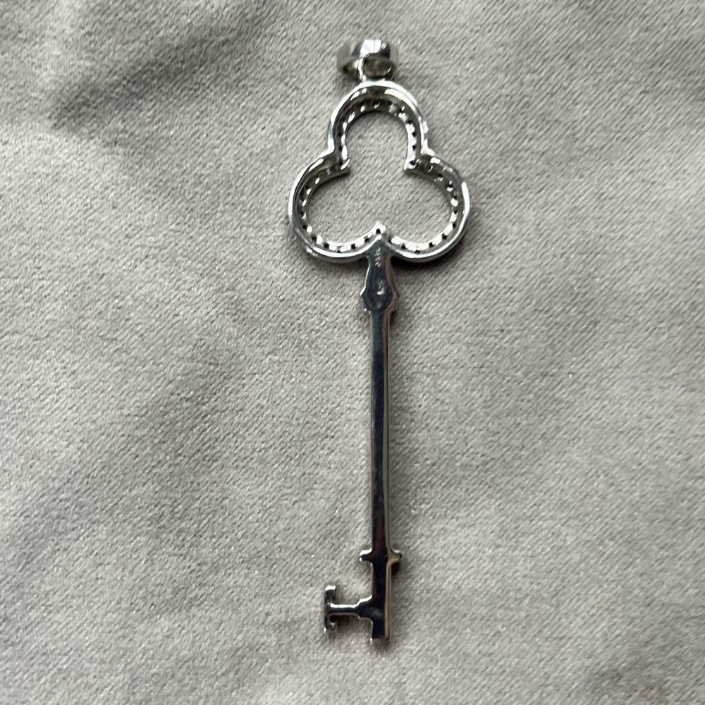 925 Sterling Silver and diamond key charm pendant - Picture 8 of 10